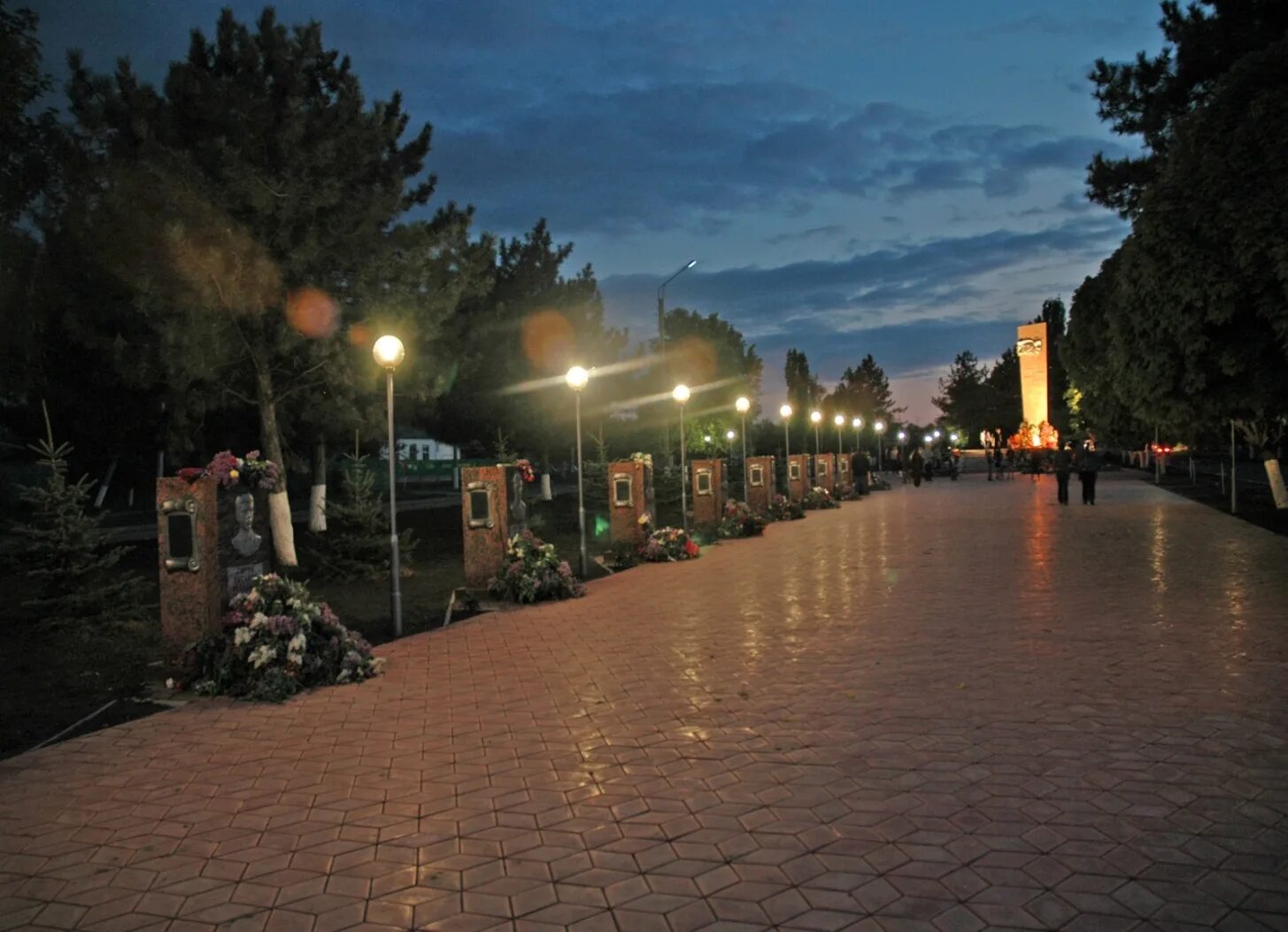 Сальск городская. Сальск. Мемориальный ансамбль поклон Сальск. Г Сальск Ростовской области. Мемориальный комплекс поклон Сальск.