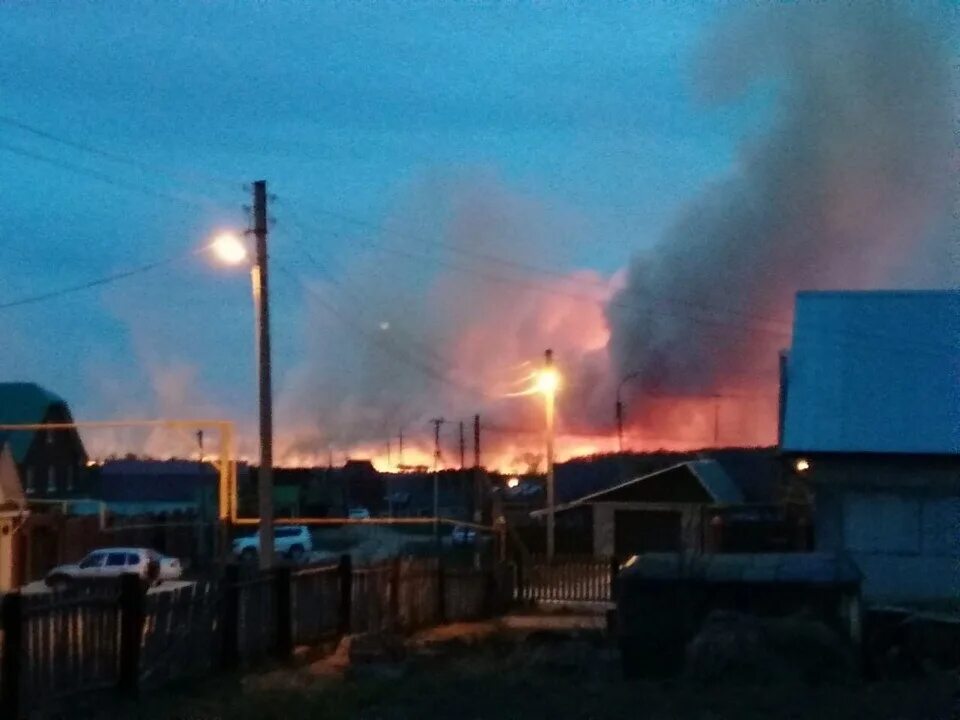 Пожар в здании. Дымок где снимали. Черный дым шашка. Дымок где снимали. Дымок где снимали.