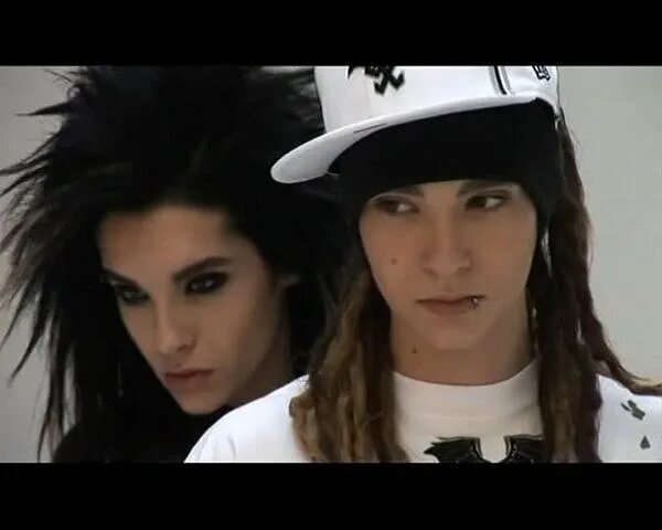 Комната 483 том каулитц. Bill and tom kaulitz 2006. Том каулитц 2009. Фанатки токио хотел. Том каулитц 2009.