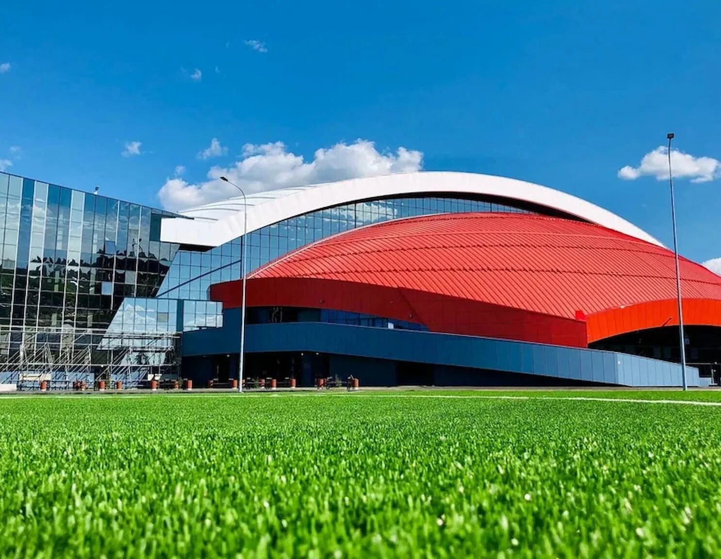 Московский каток кемерово. Ледовый дворец кузбасс в кемерово. ледовый дворец кемерово притомский. ледовая арена кузбасс кемерово. новый ледовый дворец в кемерово.