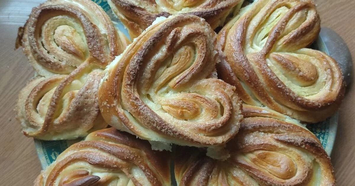 плюшка домашняя московская. выпечка. булочка москвичка. булочки сердечки с сахаром. булочки с сахаром.