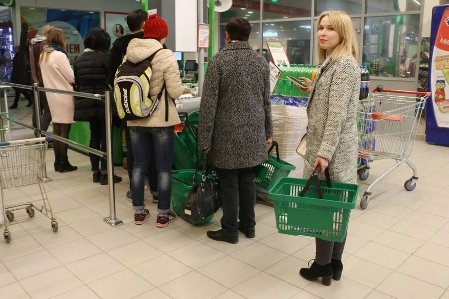 Очередь в кассу. Очередь на кассе в супермаркете. очередь в магазине. очередь на кассу в магазине. очередь покупателей.
