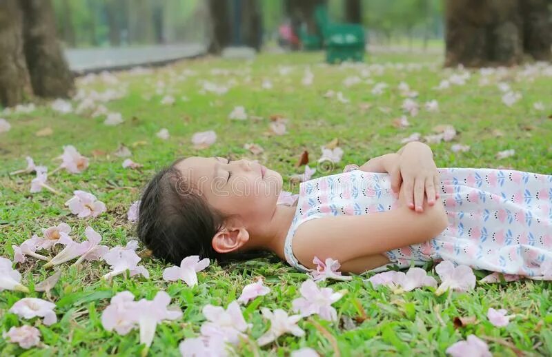 Is sleeping in the garden. Маленькие 5 летние девочки спят на улице. Девчонки спят на даче.