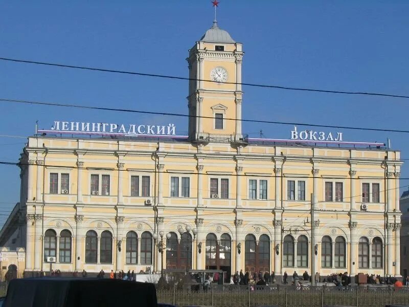 Туту вокзалы спб. Ленинградский ЖД вокзал Москва. Николаевский Ленинградский вокзал в Москве. Москва 2023 Ленинградский вокзал. Ленинградский вокзал Москва и Московский вокзал СПБ.