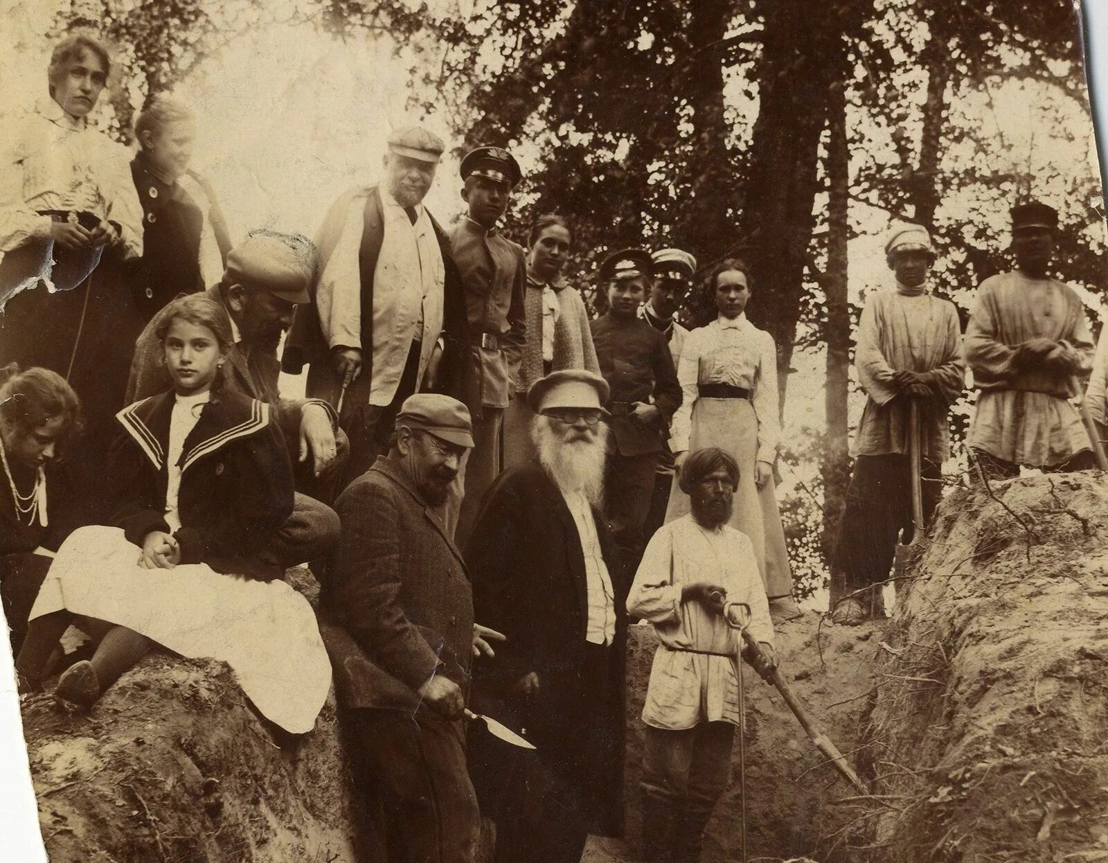 Царицын волгоград фото 19 века. Женская гимназия царицын волгоград. Дзержинский 1919. Город царицын на волге. Феликс дзержинский с семьей.