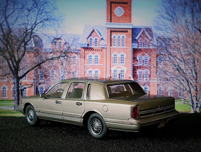 Таун кар 2. Линкольн Таун кар 2 поколение. Lincoln Town car 90 х. Cadillac Town car 1995. Lincoln Town car 1995.