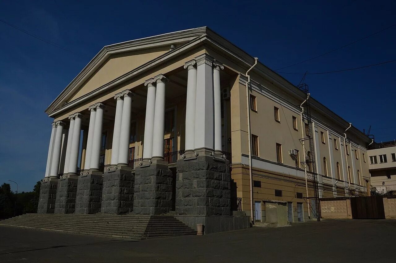 Музыкальный театр волгоград балкон. Музкомедия волгоград адрес. Муз комедии театр волгоград. Театр на набережной волгоград. Волгоградский музыкальный театр волгоград.