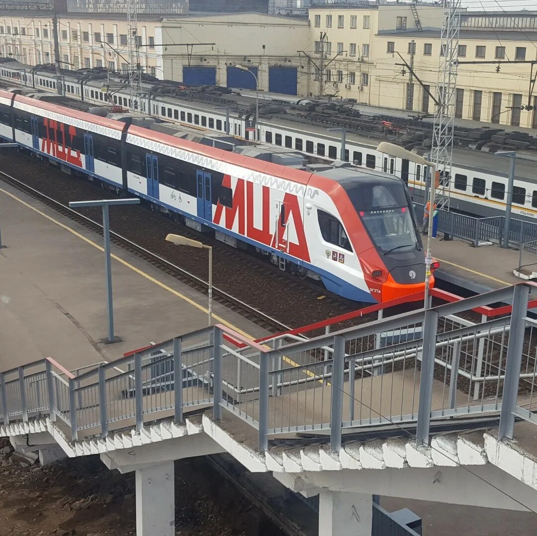 Электропоезда подольск. Электричка Подольск. Подольский поезд. Поезд до Подольска. Поезда Подольского метро.