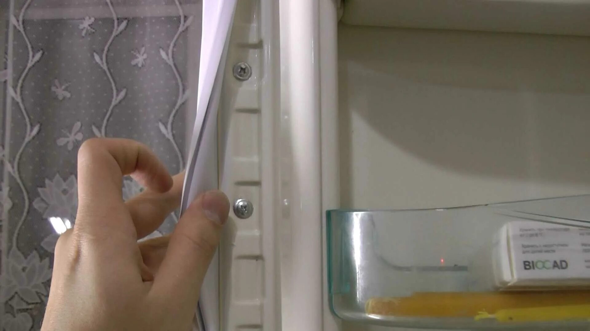 Резинка на дверь холодильника индезит. Уплотнитель двери холодильника c138g. Холодильник Ардо уплотнит. Холодильник Бирюса 135к заменить уплотнительную резинку на двери.