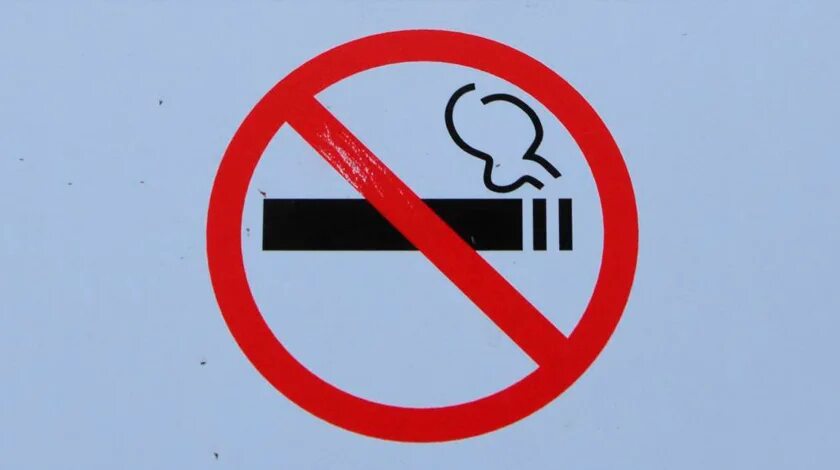 Курить на балконе запрещено. Запрет курения на балконе. Картинки про курение на балконе. Знак курить на балконе запрещено.