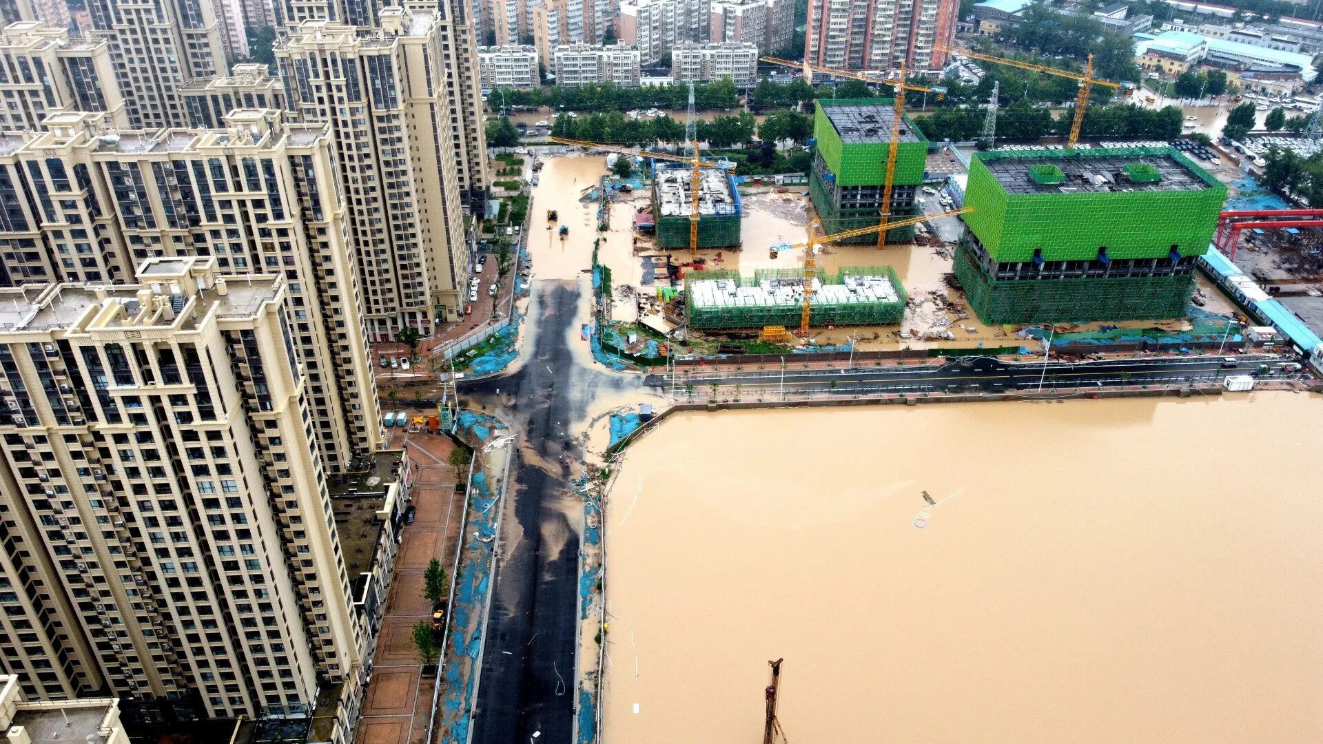 Какое наводнение в китае. Город Чжэнчжоу Китай. Наводнение в Китае 2021. Чжэнчжоу пров Хэнань Китай. Наводнение в Хэнань.