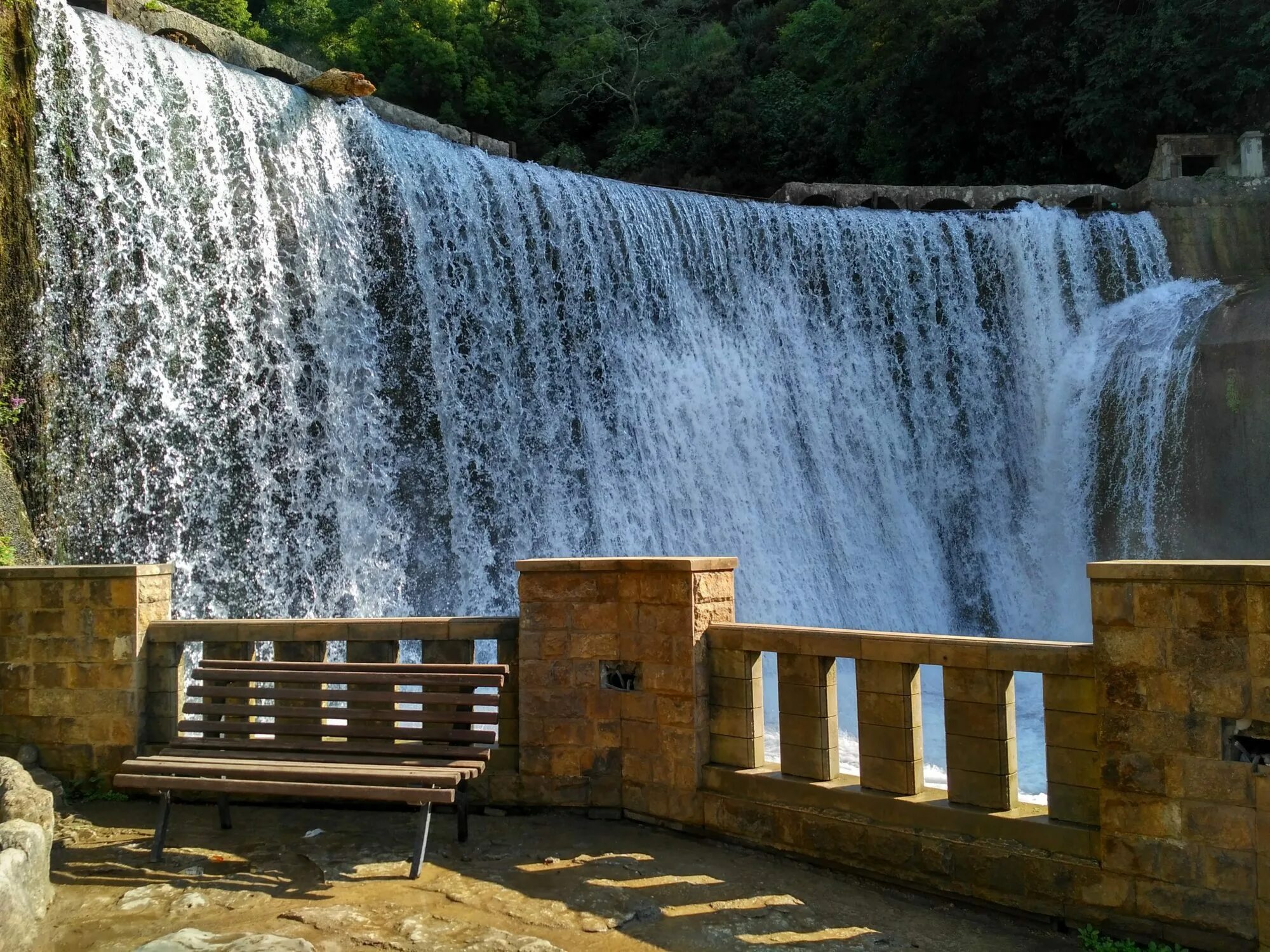 Новоафонский водопад абхазия новый афон. Новоафонский водопад грузия. Рукотворный водопад в абхазии новый афон. Новый афон водопад. Водопад псырцха абхазия.