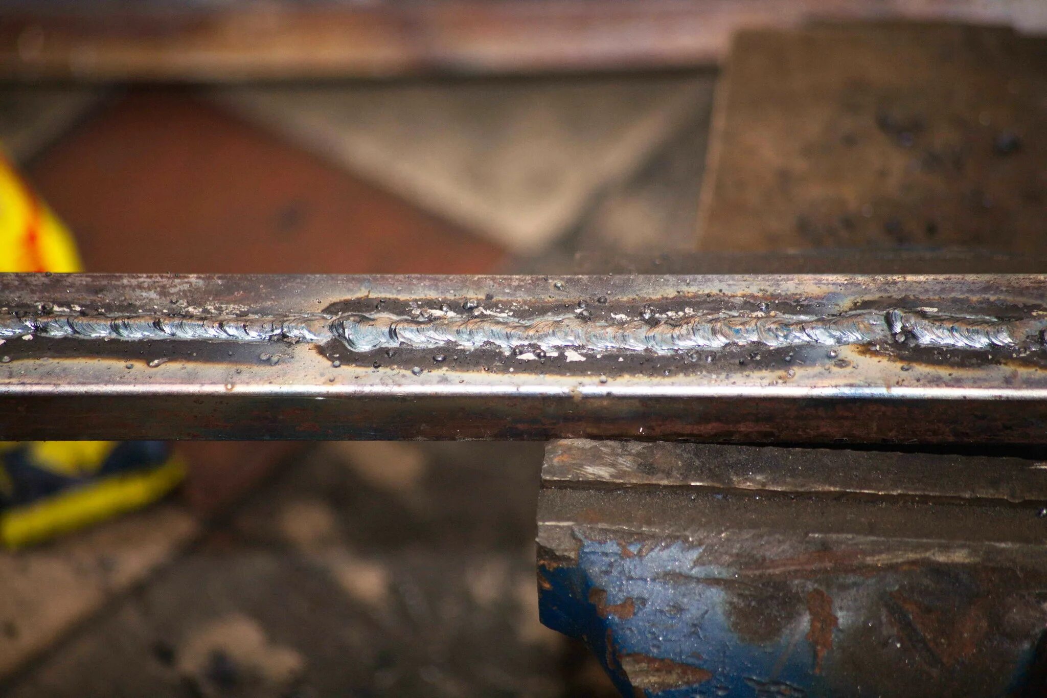 Сварочный шов аргоном стык труб. Приварить трубу к трубе. Сварка труб перпендикулярно. Сварка tig 57 трубы. Сварка труб металл 1000мм.