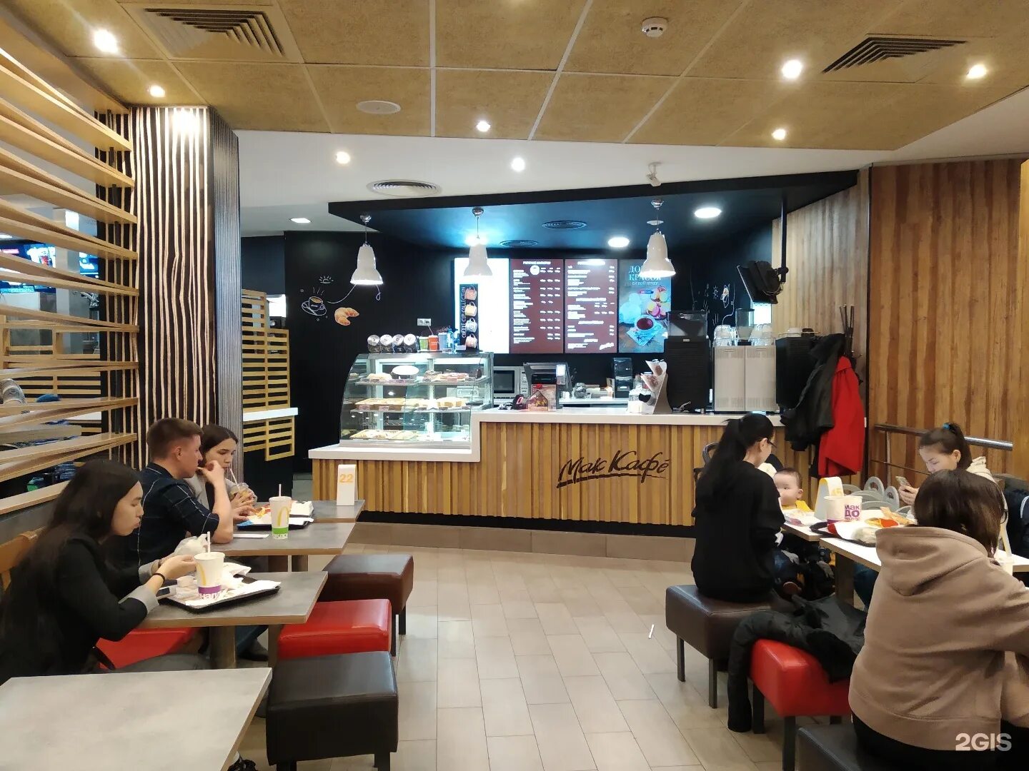 Вкусно и точка ресторан. Вкусно и точка саранск. Саранск сотрудники вкусно и точка. Макдональдс саранск. Саранск вкусно и точка.