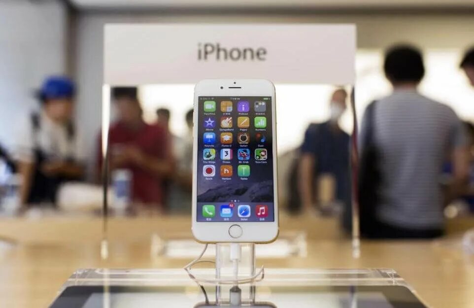 Айфоны разрешили. Apple store 12 айфон. apple store 10 iphone. apple store iphone 11 презентация. айфоны новые магазины.