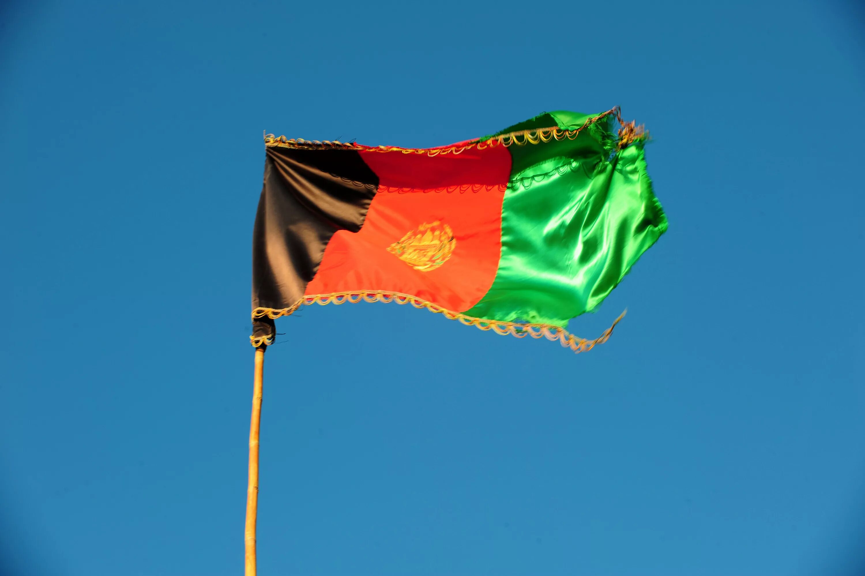 Армения Афганистан флаги. Флаг Афганистана фото. Афганистан флаг Империя. Советский и Афганский флаги развеваются.