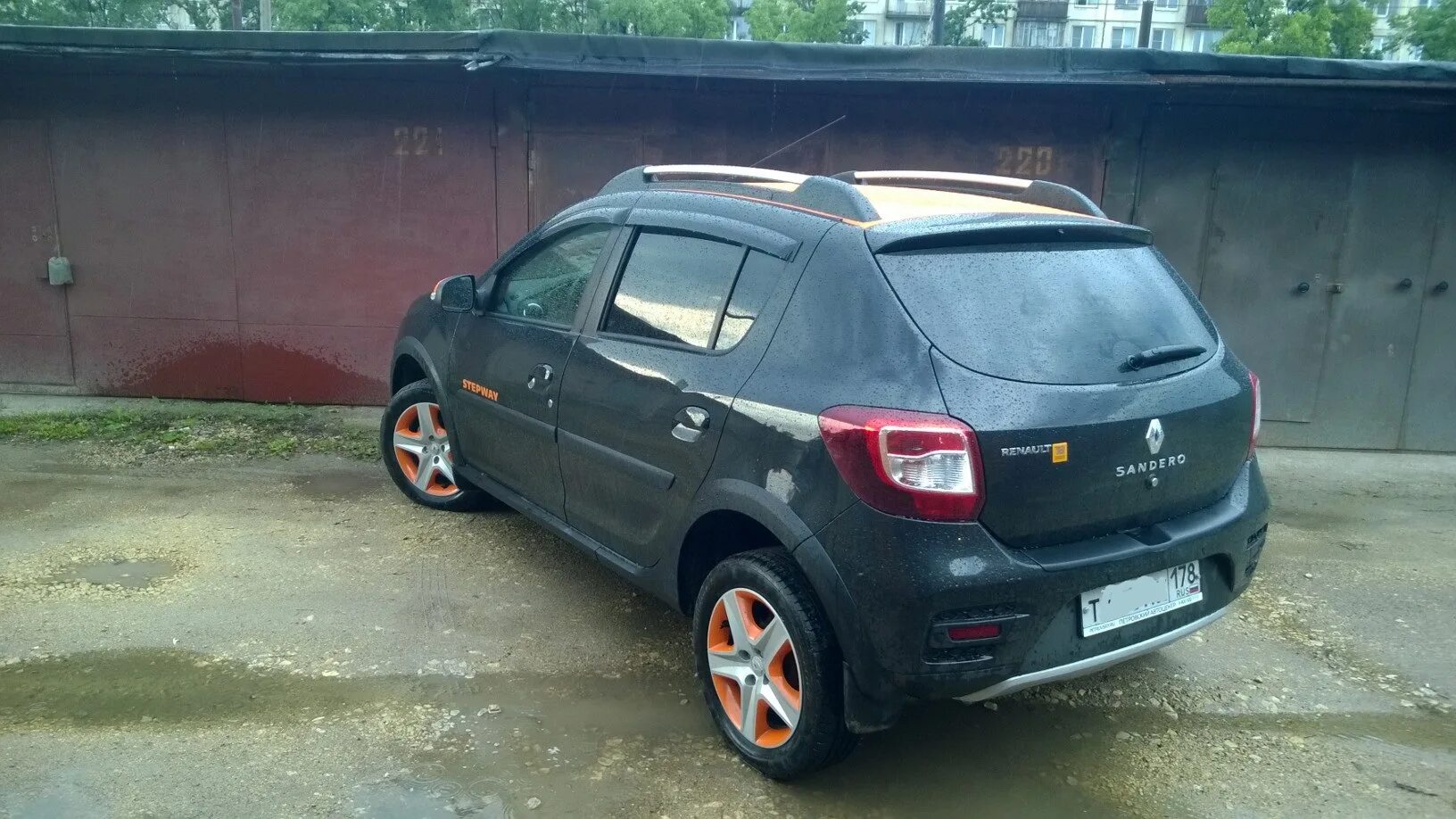 Колпак сандеро 2. Колпаки Renault Sandero Stepway 16. Колпак Renault Sandero Stepway 2. Renault Sandero оранжевый. Колпаки r16 Renault Sandero Stepway.