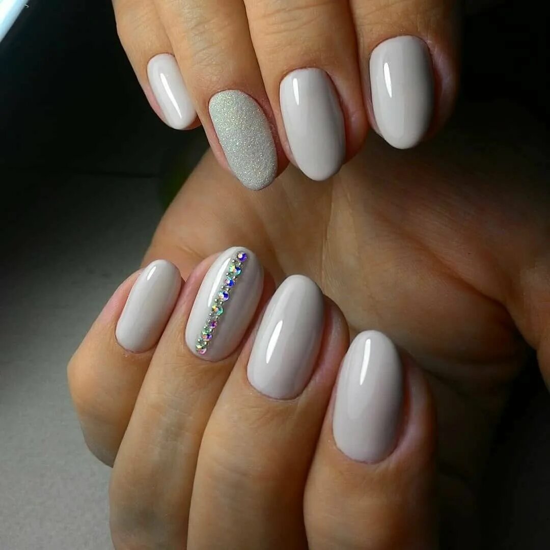 светлый гель лак на ногтях. бежевый маникюр на короткие. маникюр в бежевых тонах на короткие ногти. маникюр в светлых тонах. ногти светлые.