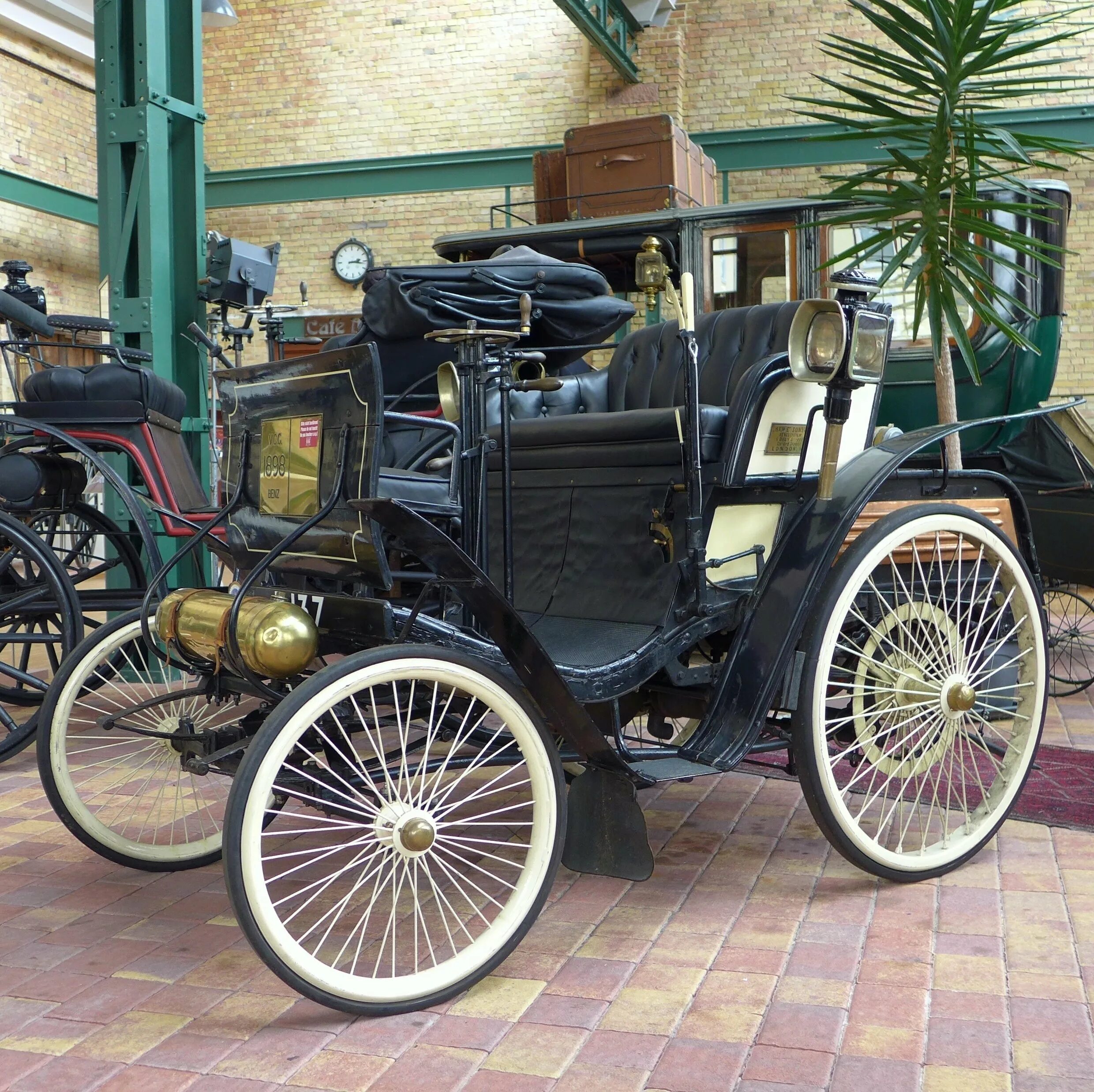 Выпущен первый в мире. “Benz velo” 1894 года с клаксоном. Mercedes Benz 1901. Mercedes 1898. Mercedes-Benz Carl Benz Моторваген.