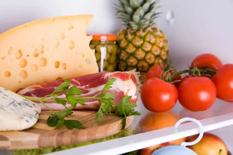 Скоропортящиеся продукты сеющий пшеницу. Продукты. сырые и готовые продукты. сырые и приготовленные продукты. неправильное хранение продуктов.