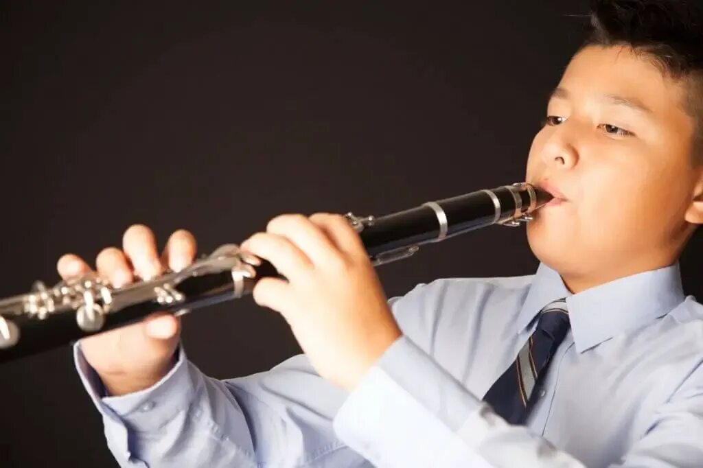 Кларнет дети. Кларнетист ребенок. Музыкант с кларнетом. Играет на кларнете. Человек играющий на гобое.