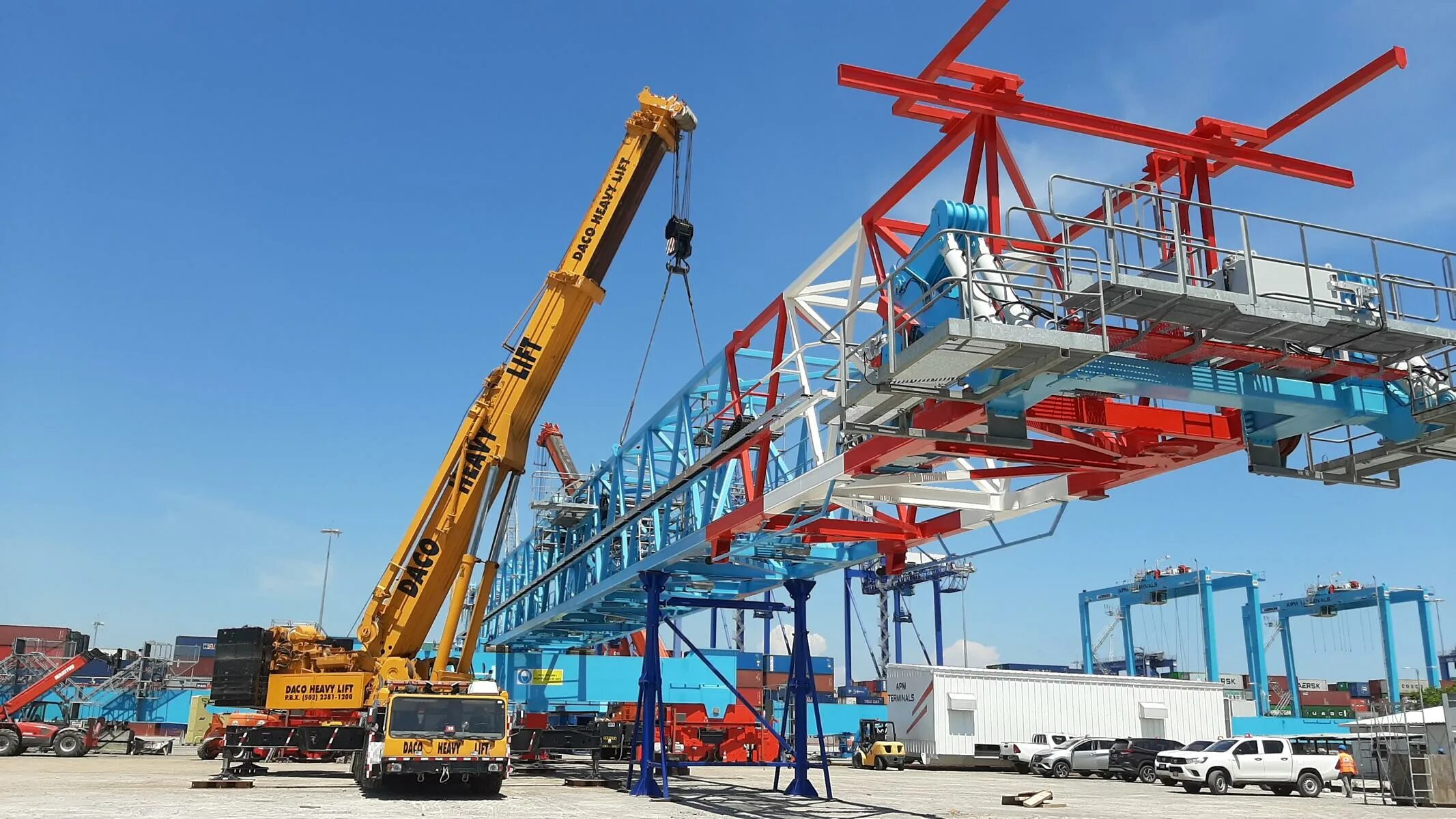 Перегружатель либхер. Контейнерный перегружатель sts. liebherr sts crane. контейнерный перегружатель liebherr. портальный кран либхер.