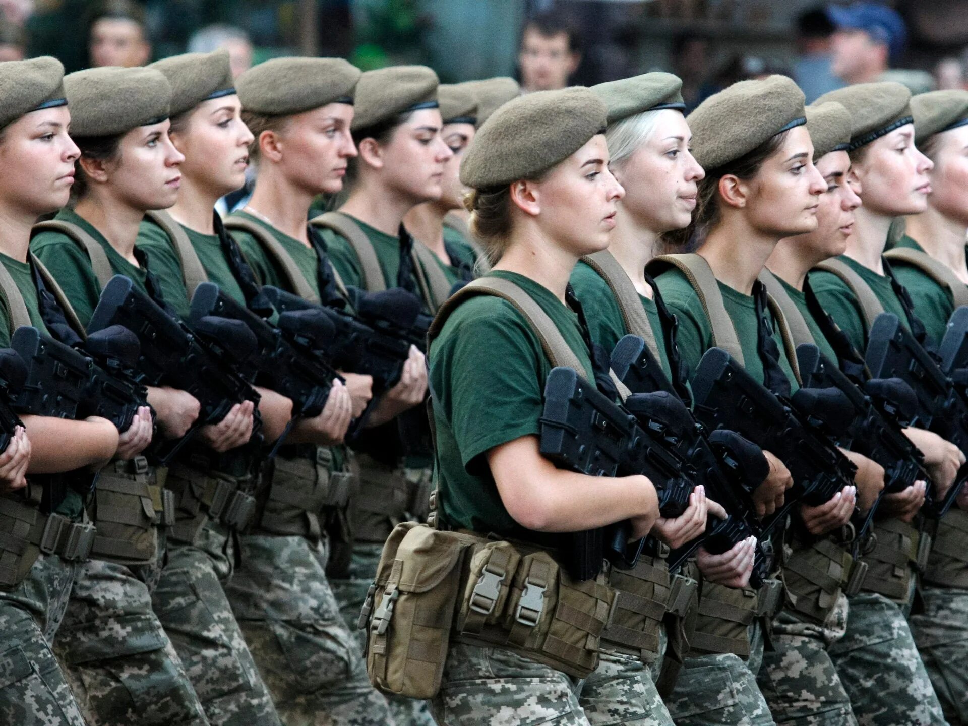Женщины в украинской армии. Женские военные Украины. Девушки в армии Украины. Красивые девушки в армии Украины.