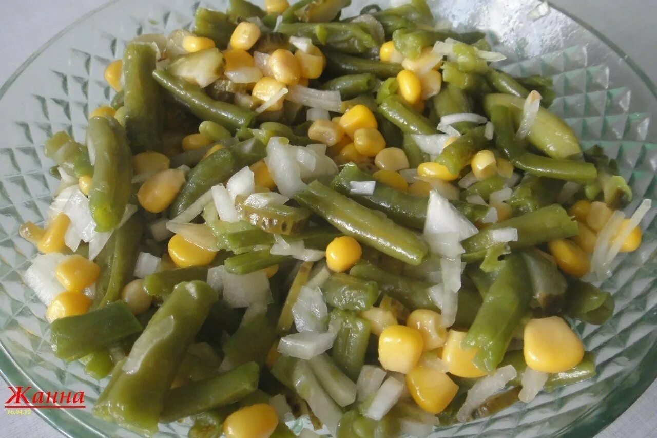 Салат из фасоли кукурузы огурцов. Салат кукуруза стручковая фасоль. салатик с солеными огурцами и кукурузой. салат с малосольными огурцами кукурузой. салат фасоль кукуруза огурец.