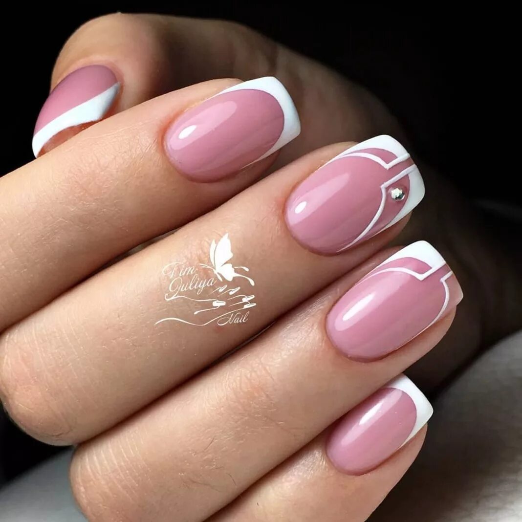 френч на квадратные ногти 2024 с дизайном. маникюр френч необычный. красивый френч на квадратных ногтях. френч с дизайном. маникюр френч со стразами.