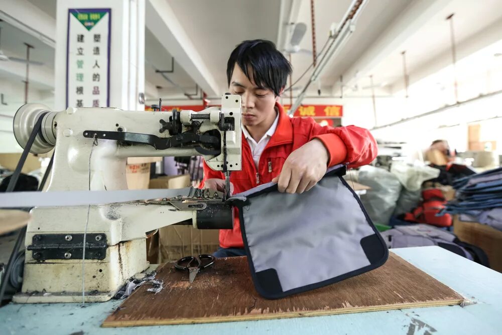 Шить одежду в китае. Китайцы шьют. Китайские фвейные фабрика. Фабрика в китае. Фабрика в китае.
