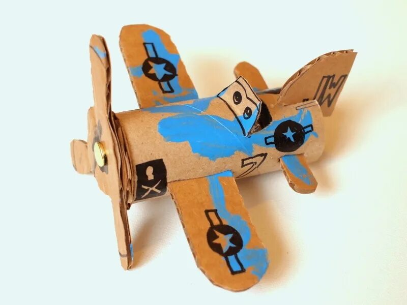 Самолет из картона. Самолёт из картона для детей. Самолет поделка для детей. Объемный самолет из картона.