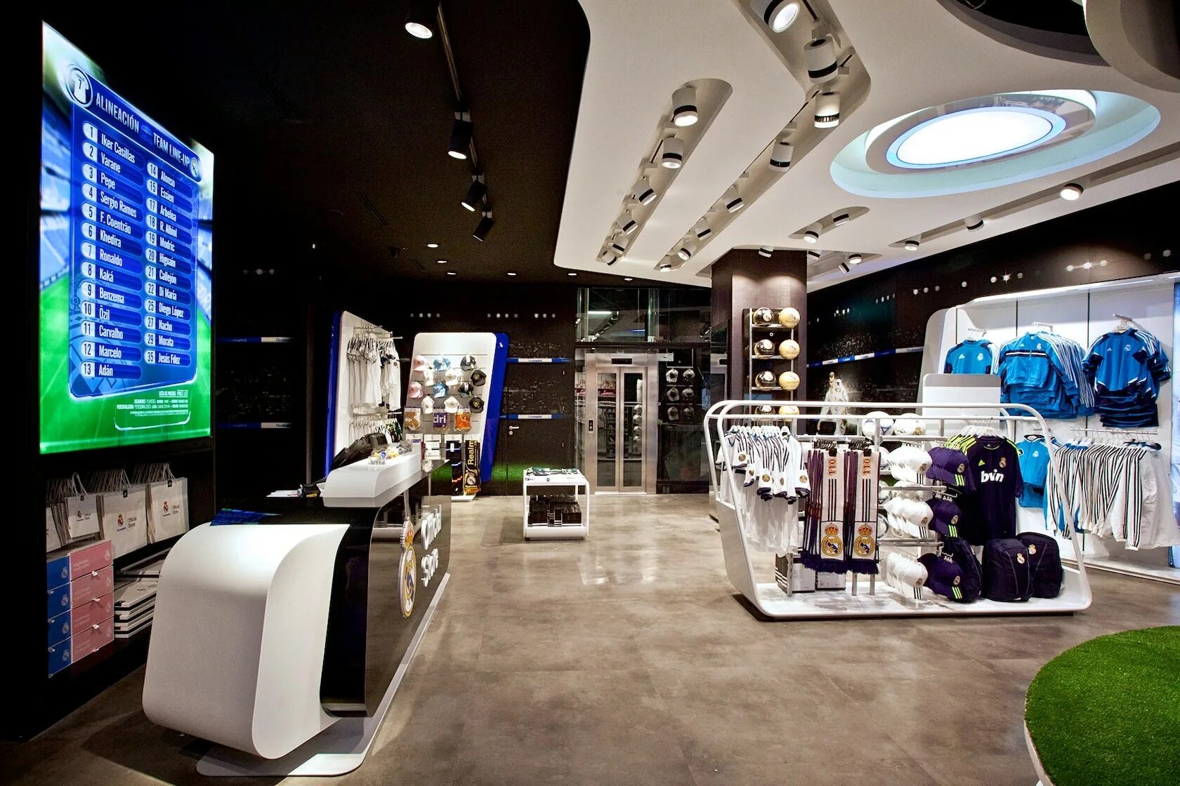 Really store. Really store. Real madrid store. Real madrid store. Магазин часов фасад.