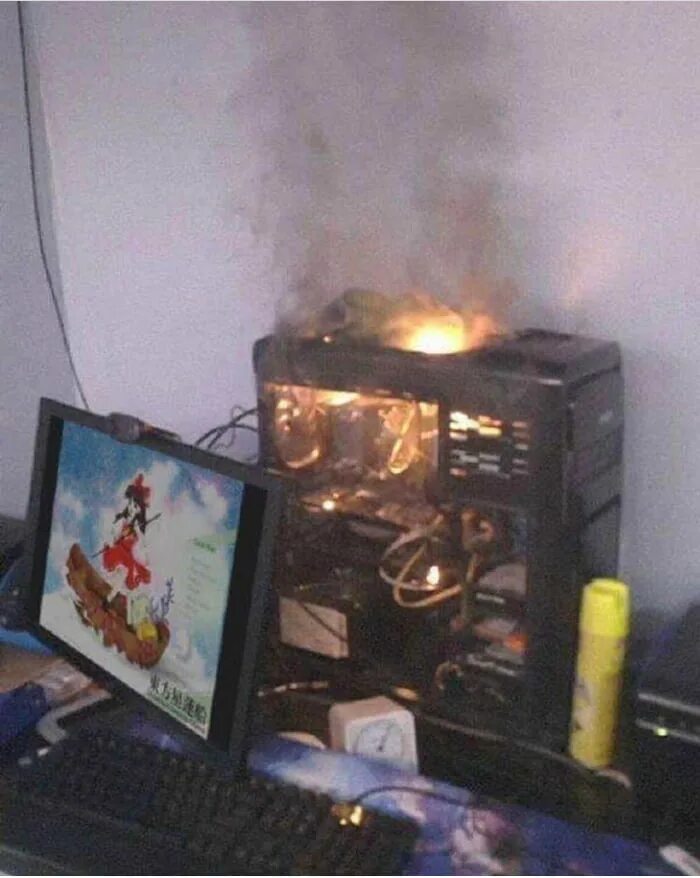 Сгоревший пк. Взрыв компа. ПК горит. Сгоревший комп. Загорелся компьютер.