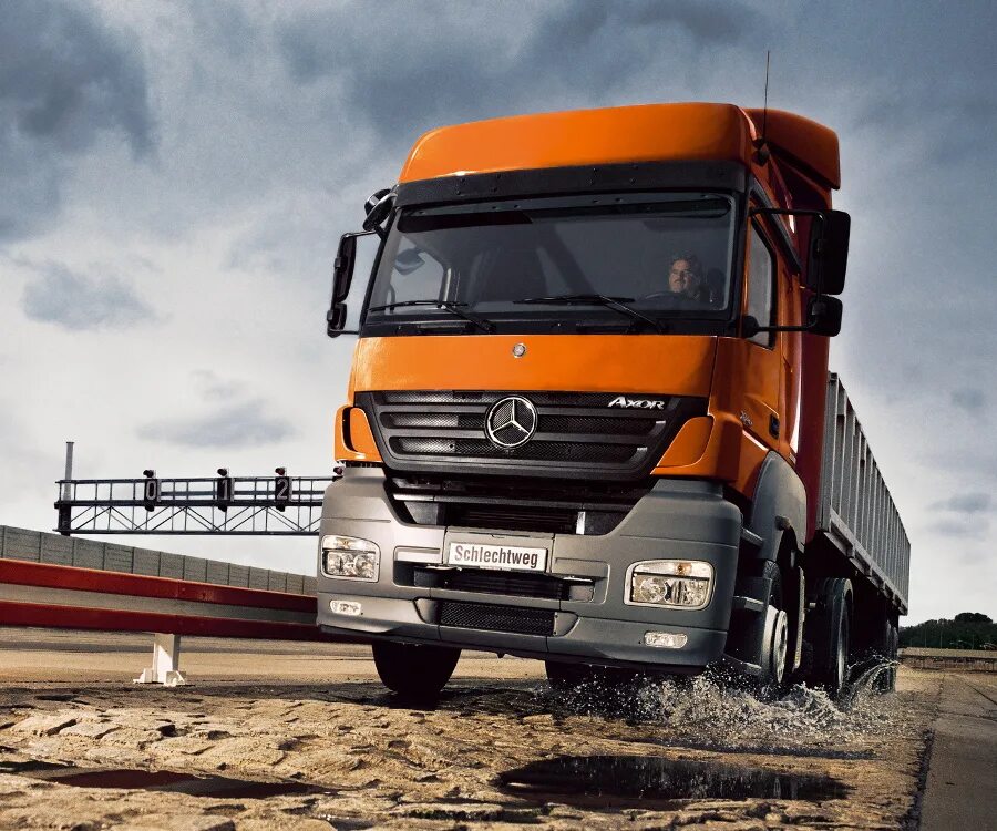 Грузовые автомобили крым. Грузовики Мерседес Аксор. Mercedes Benz Truck Axor. Мерседес Аксор и КАМАЗ. Мерседес Аксор оранжевый.