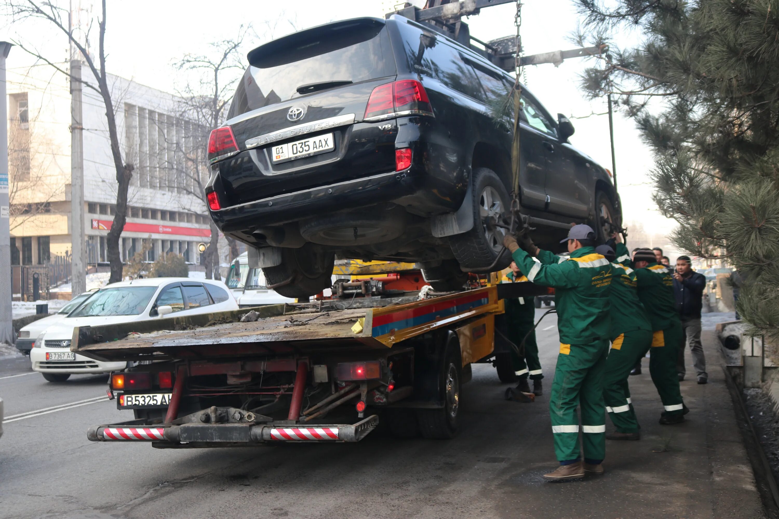 Стоянка эвакуаторов. Автомобиль на штрафстоянке. Машину отвезем на комиссию. Эвакуировали машину. Неправильная эвакуация.