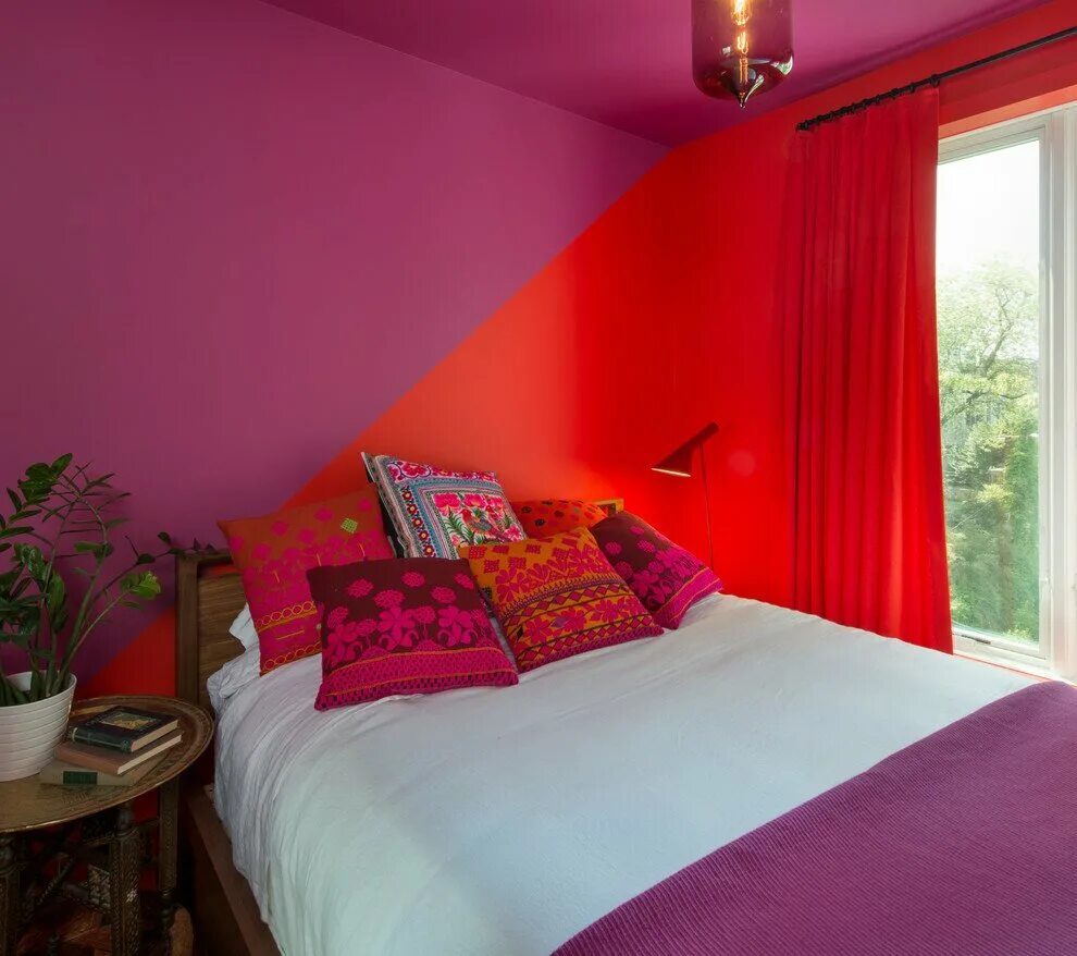 Яркая спальня. Комната в ярких тонах. Спальня в ярких цветах. Разноцветные стены. Красиво покрасить комнату