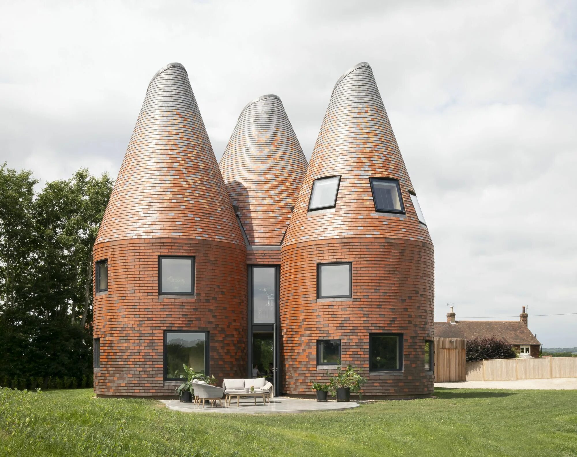 Unusual buildings. Хмелесушилка дом в Англии. Oast House в Англии. Oast House в Англии фото. Необычные домики.