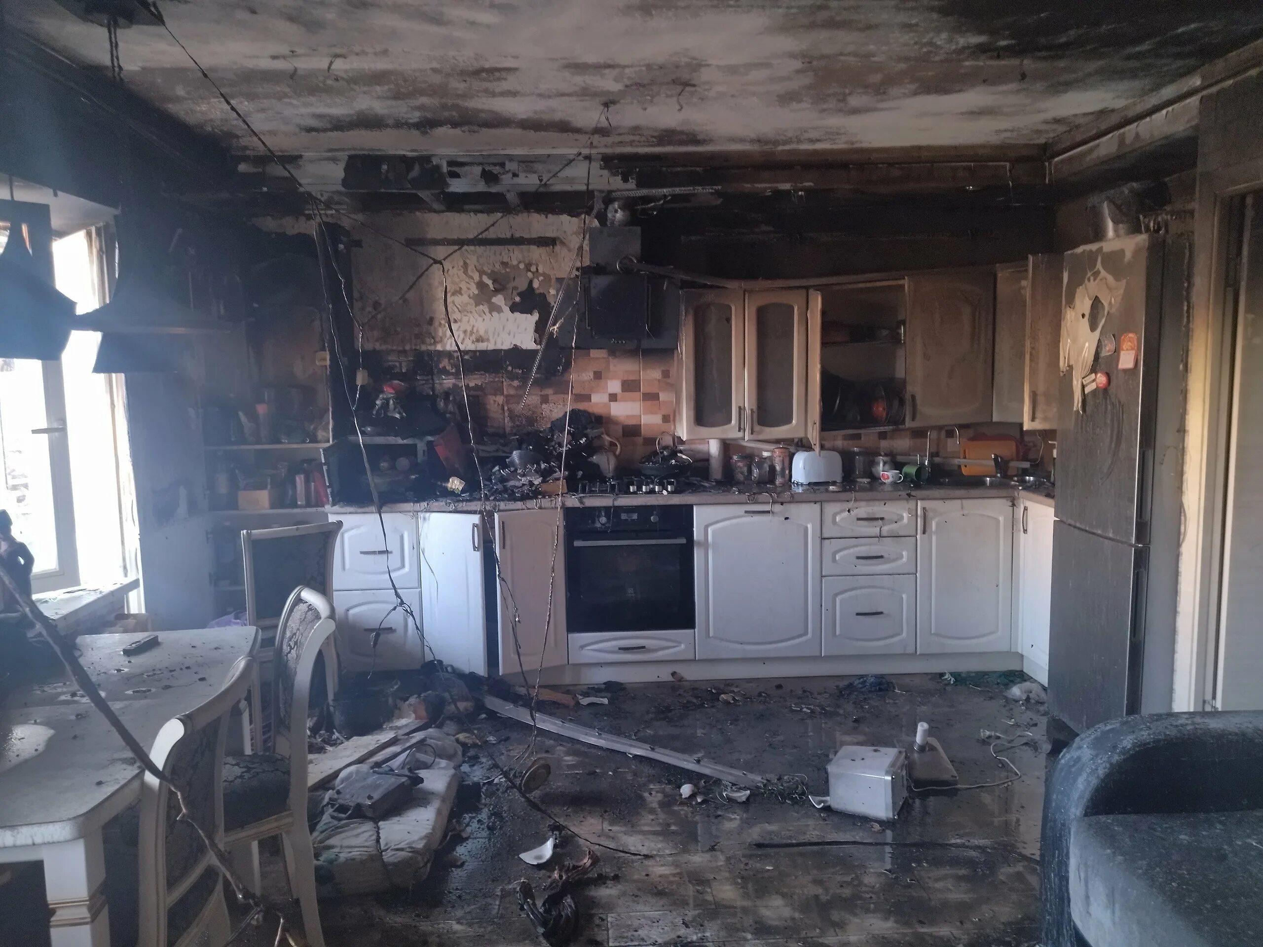 Почему горят квартиры. Сгорела кухня в квартире. Пожар в квартире. Сгоревшая кухня.