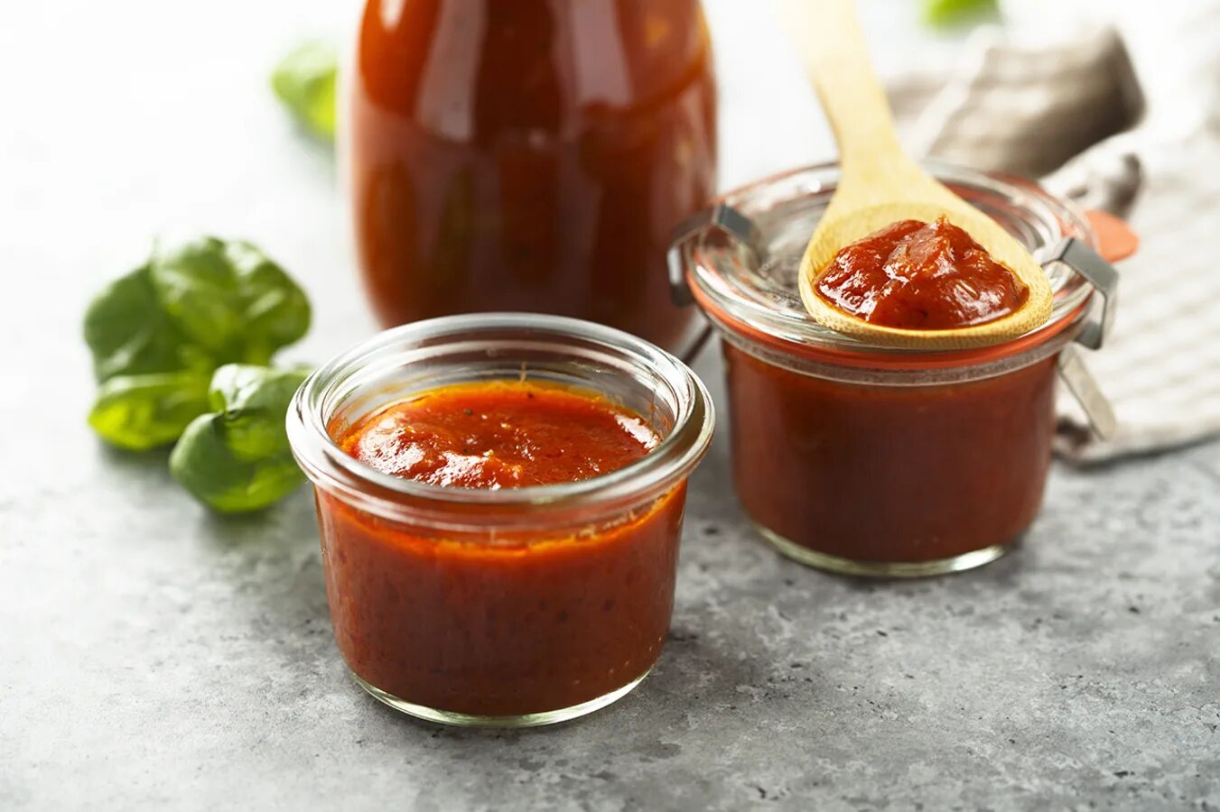 Домашний кетчуп рецепт с фото пошагово. Соус кетчуп. Соус из помидор. Томатный соус на зиму. Кисло-сладкий яблочный соус.
