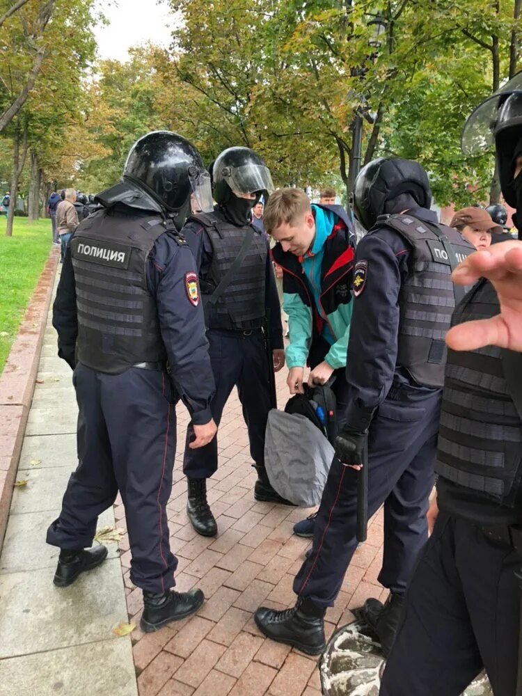 полиция обыскала на улице. полицейский досмотр. полицейский осматривает велосипед. полиция проводит обыск. полиция обыскала на улице.