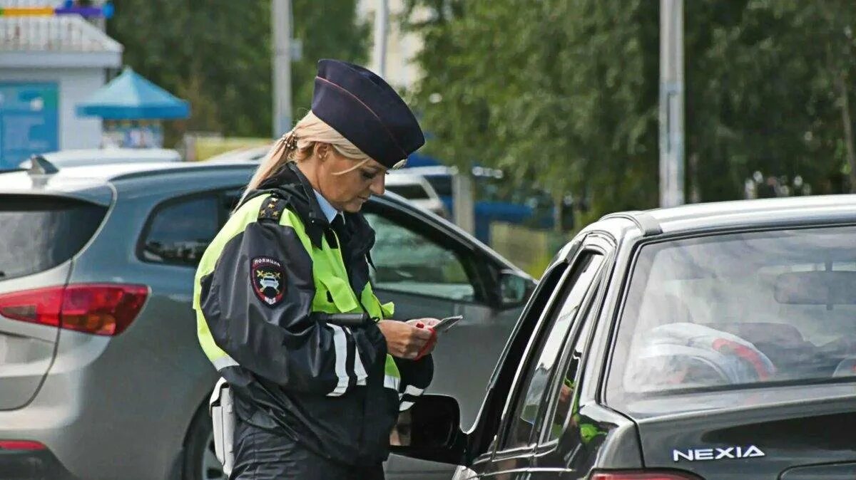 Досмотр гибдд. Инспектор ДПС Ноябрьск. Сотрудники ГАИ Ноябрьск. Инспектора ГАИ Ноябрьск. ДПС осматривает автомобиль.