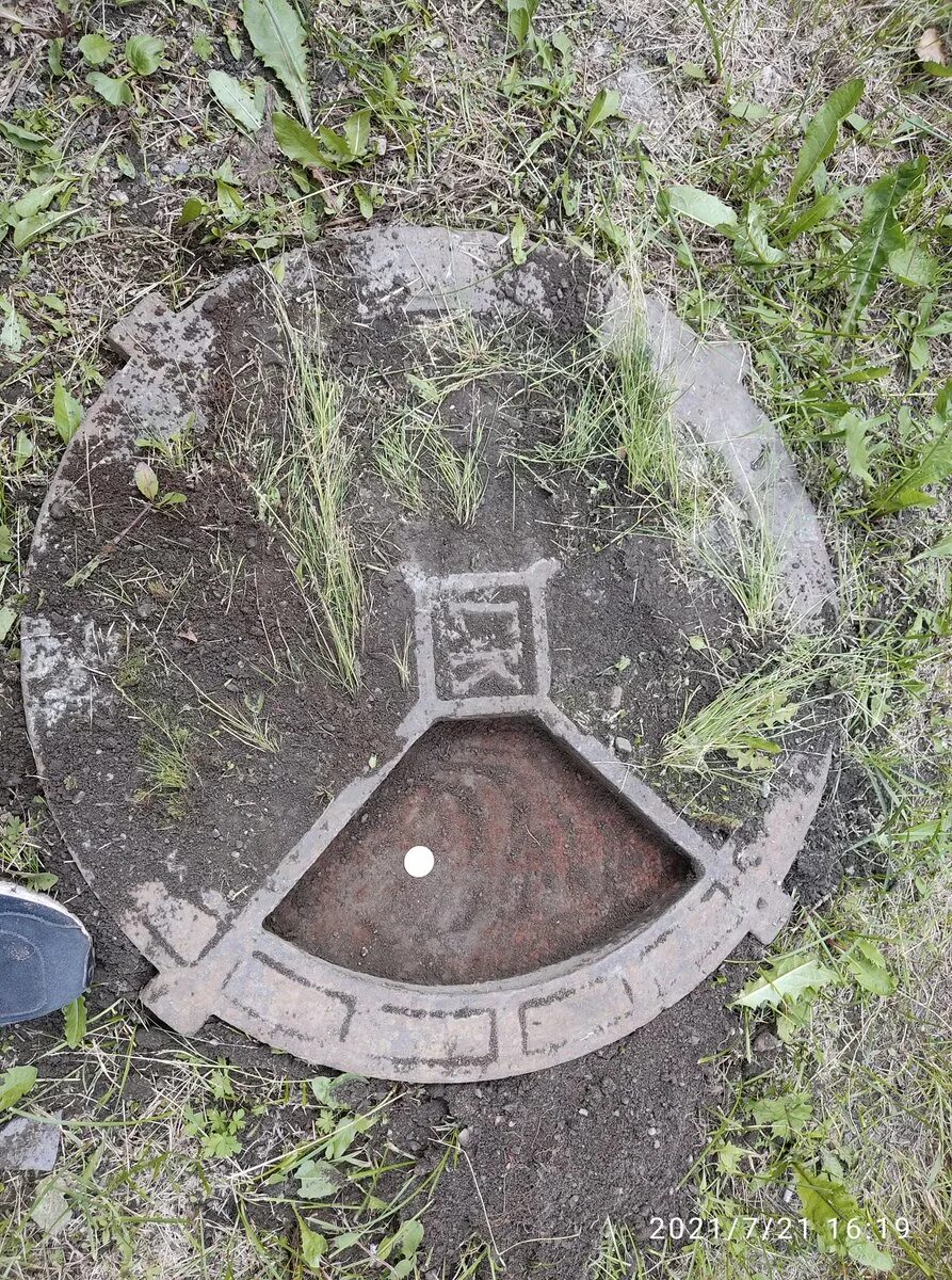 Люки иркутск. Старинные канализационные люки. Старый канализационный люк. Старинная канализация люк. Старые советские канализационные люки.
