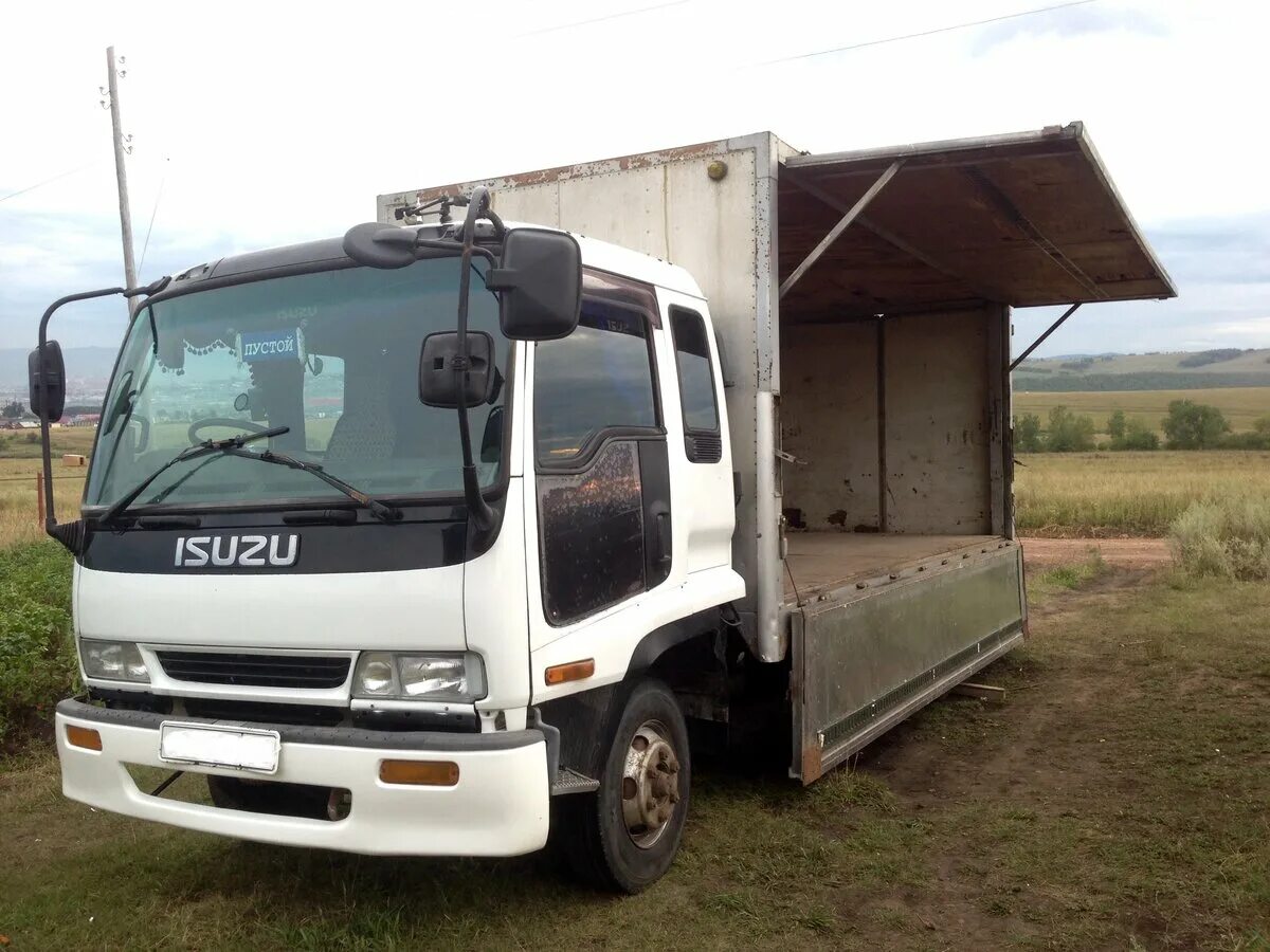 Isuzu elf 150 1987 г. Isuzu forward 18. Isuzu elf 1960. Фото на фоне автосалона исузу. Исузу красноярск.