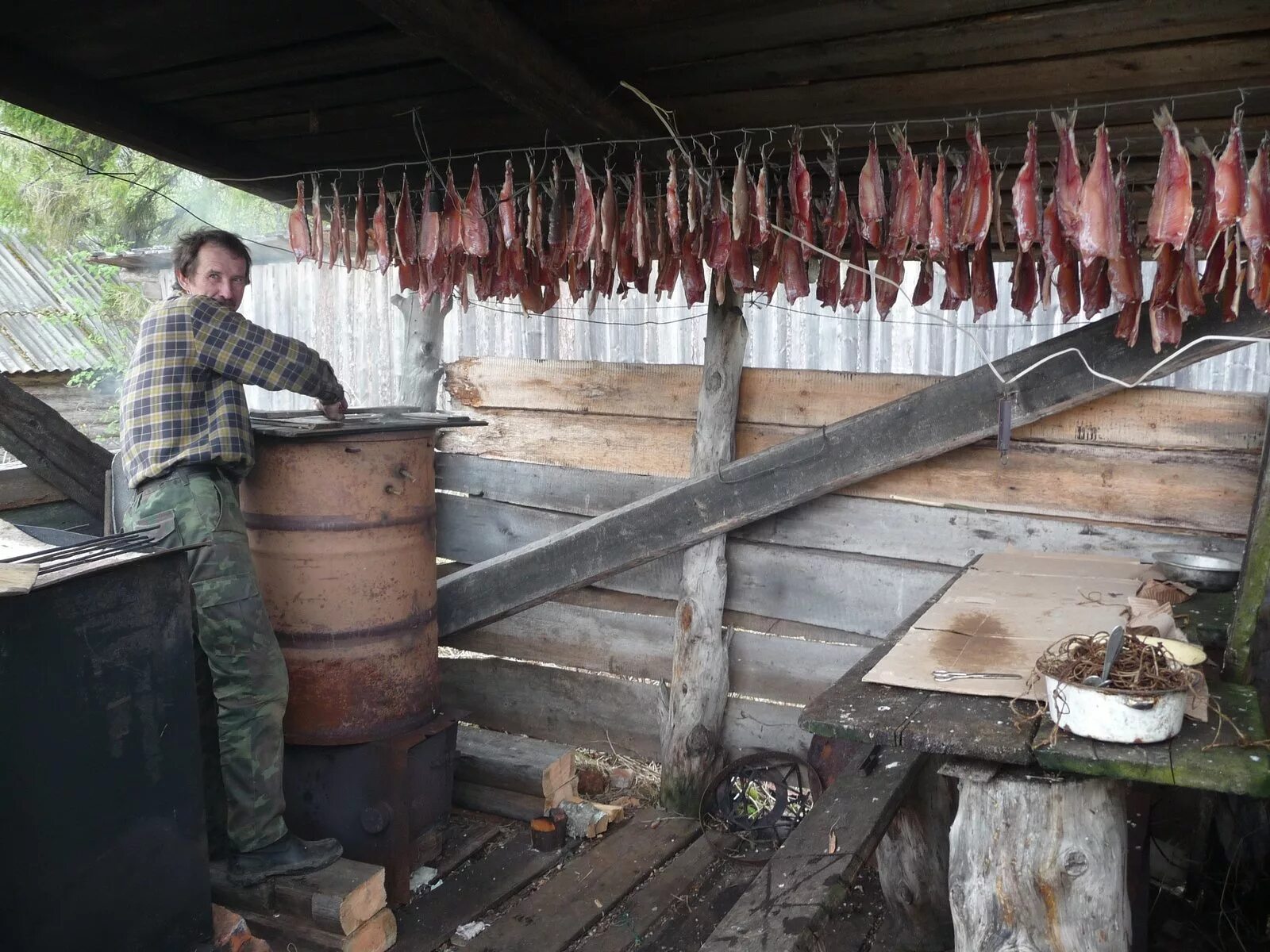 Самодельное мясо. Коптилка холодного копчения. Коптильня холодного копчения самодел. Коптилка для рыбы холодного копчения. Коптилка холодного копчения копчение рыбы.