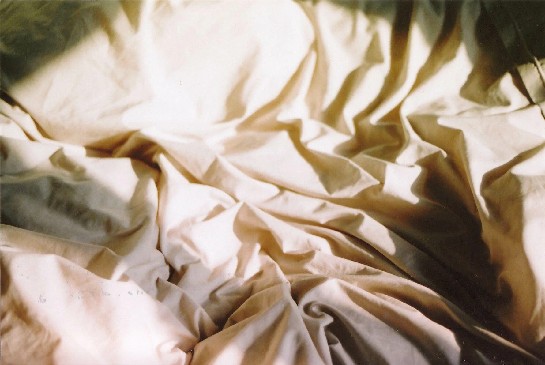 Almaty на мятых простынях цвета мак. Врубель смятая постель. Смятая постель. Смятая простынь. Скомканное одеяло.