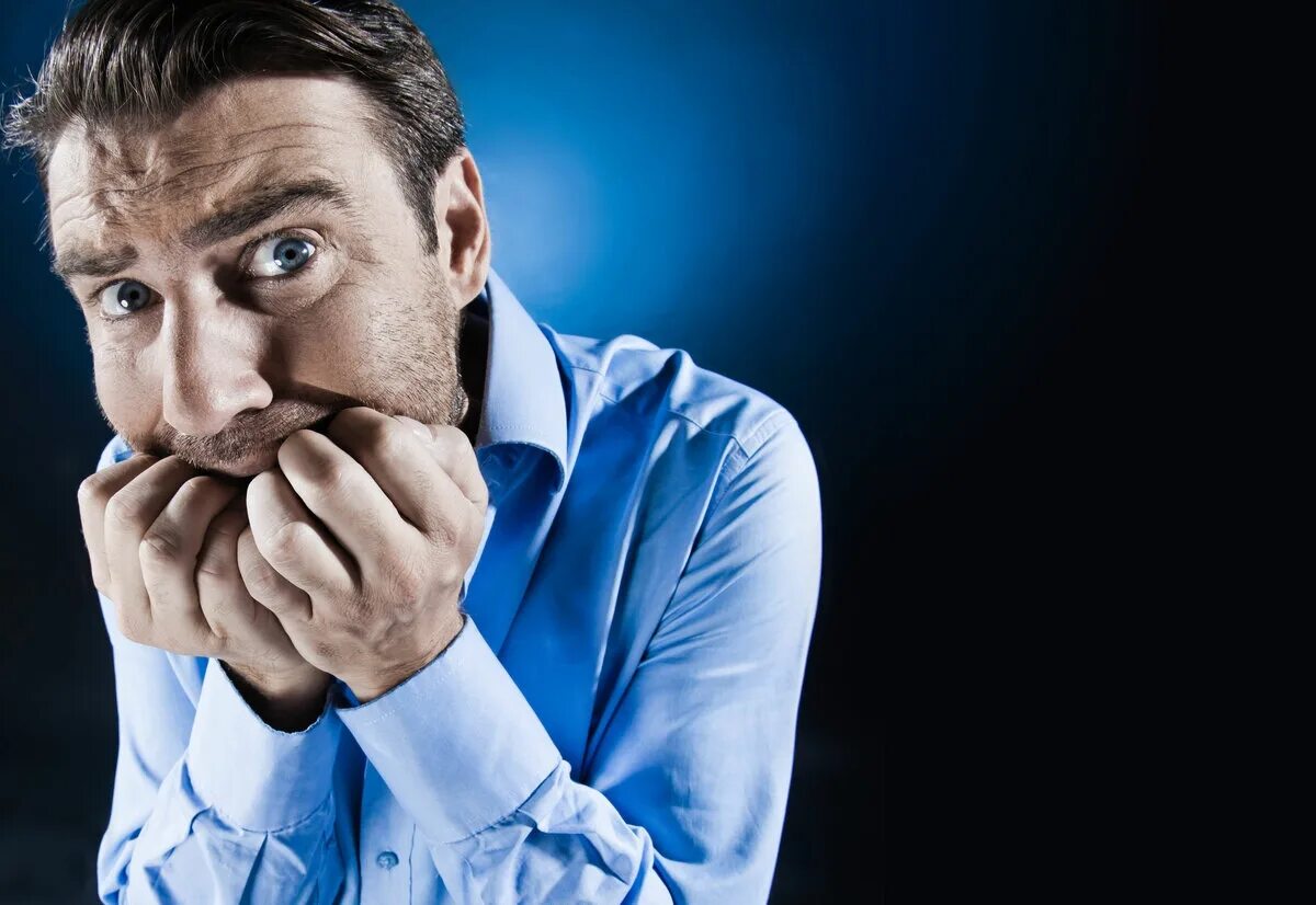 Человек в шоке. Давай напугаем людей. Испуганный итальянец. Испуганный мужчина. Испуганный мужчина.