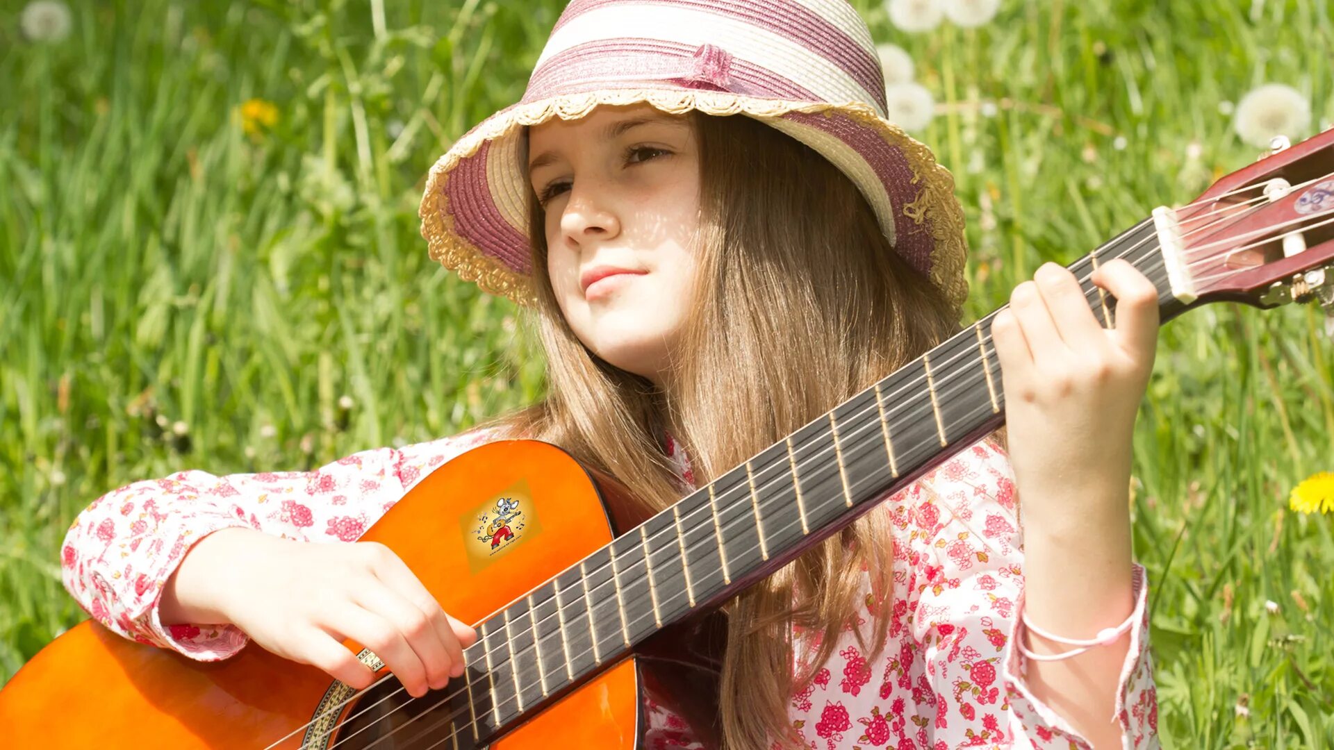 Гитара для детей. Подросток с гитарой. Девушка с гитарой в лесу. Детская фотосессия с гитарой на природе. Играть на гитаре молодая