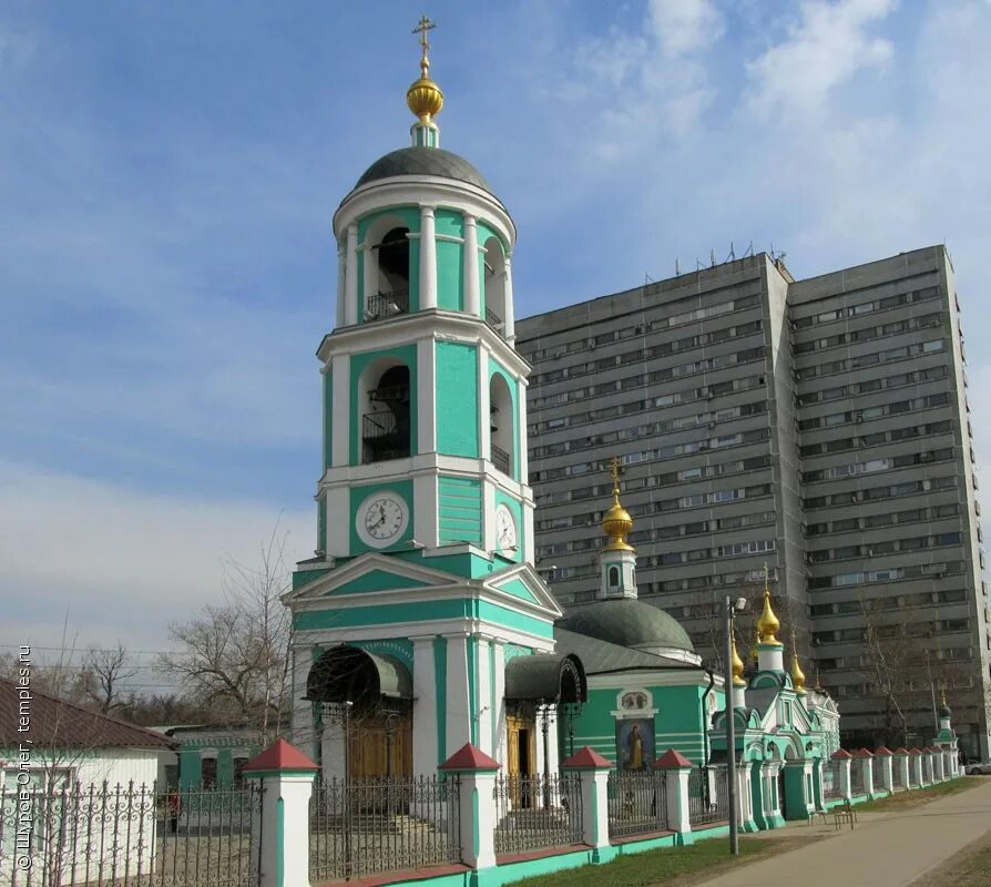 храм троицы в карачарово. храм троицы в карачарово. храм в карачарово перекрасили. храм живоначальной троицы в карачарово. церковь троицы живоначальной в карачарове, москва.