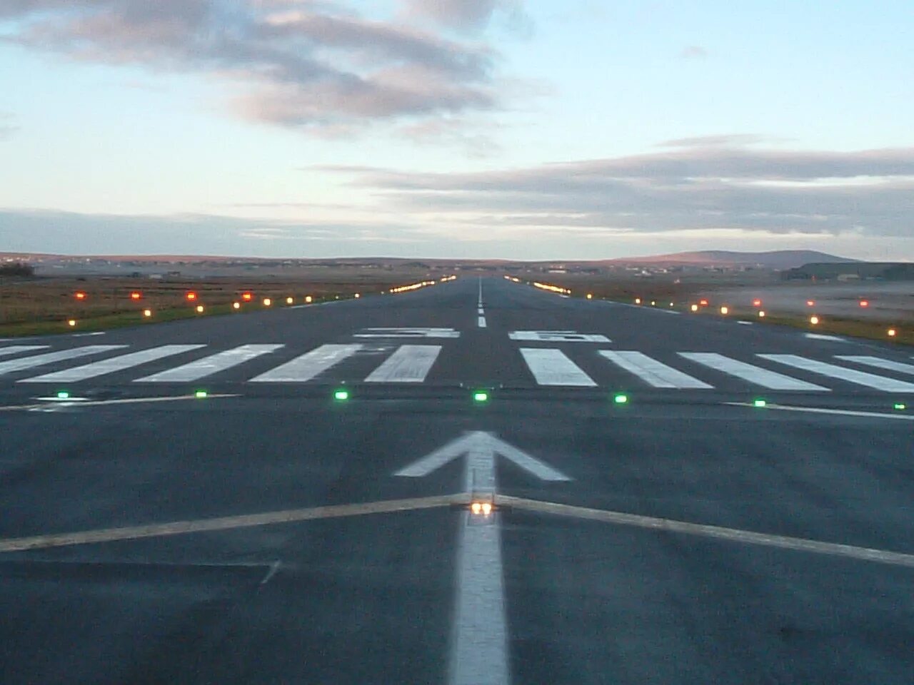 Airport road. Нахичевань аэропорт Азербайджан Взлетная полоса. Батуми аэропорт с взлётной полосы. Ташкентский аэропорт Взлетная полоса. Взлетно посадочная полоса землетрясение в Турции.