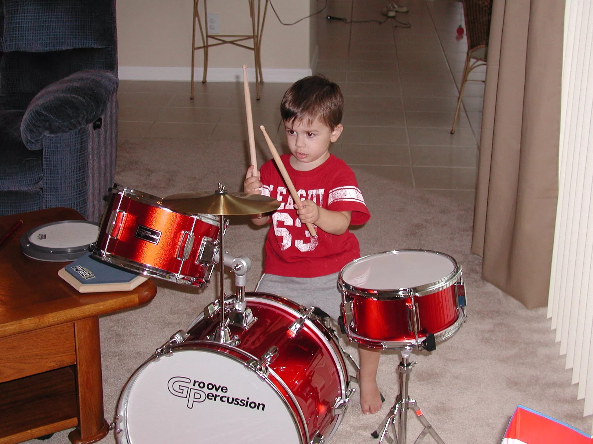 Музыкальные инструменты для детей. Ребенок за барабанами. Музыкант с барабаном. Барабанщик для детишек. Песни веселый барабанщик